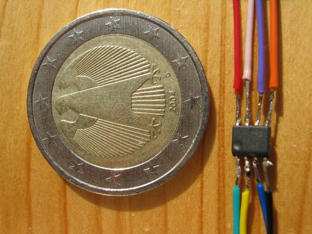 Size comparision of the LM75 chip with a 2-Euro-coin.